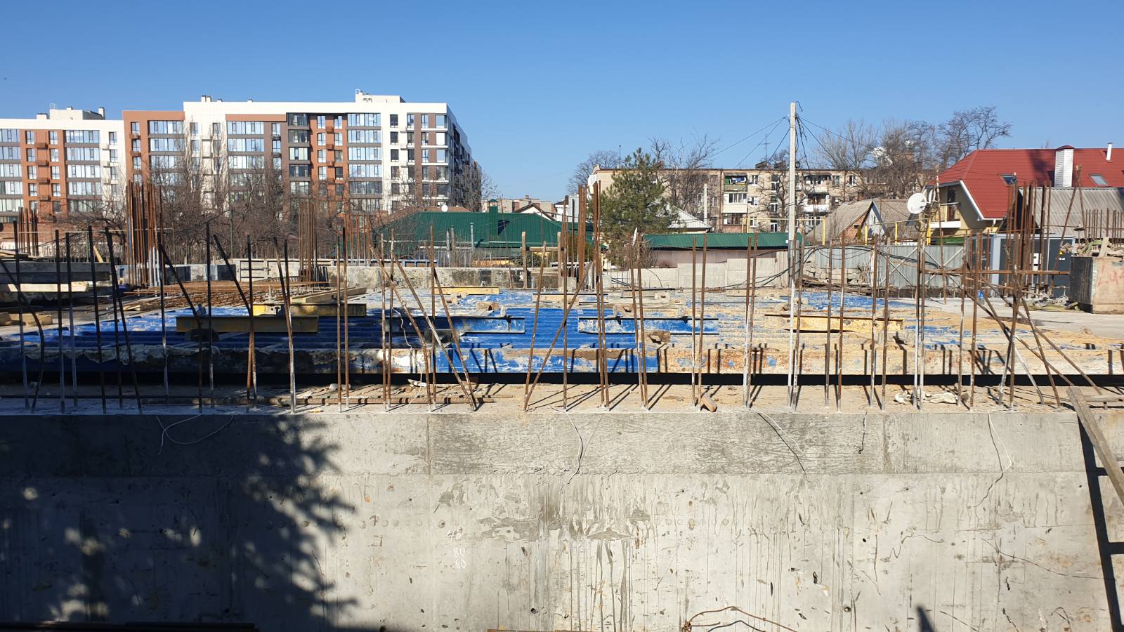 Fotobericht über den Bau eines Wohnkomplexes auf der Straße. Olesya Gonchara