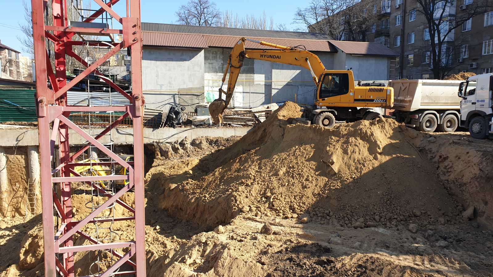Fotobericht über den Bau eines Wohnkomplexes auf der Straße. Olesya Gonchara