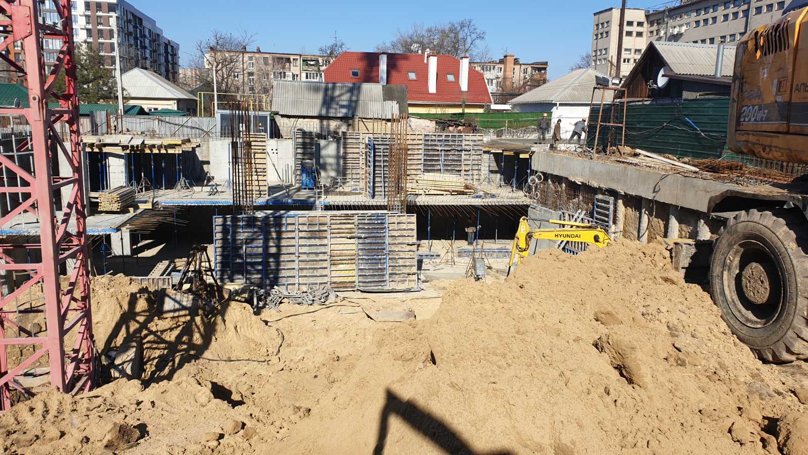 Fotobericht über den Bau eines Wohnkomplexes auf der Straße. Olesya Gonchara