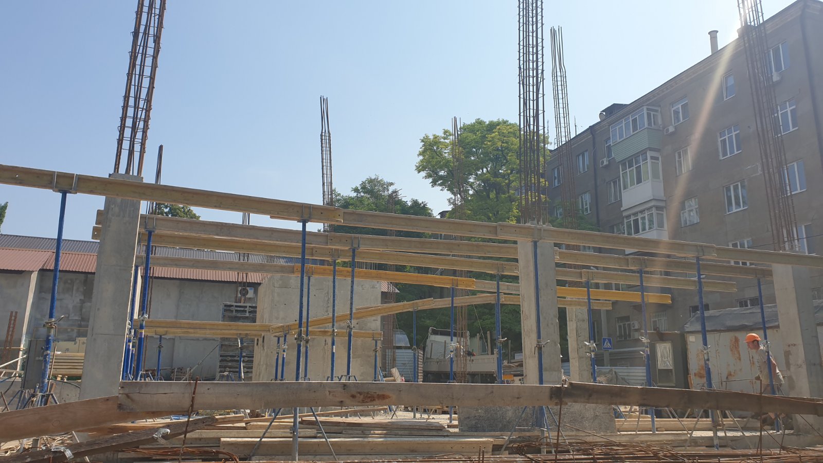 Fotobericht über den Bau eines Wohnkomplexes auf der Straße. Olesya Gonchara