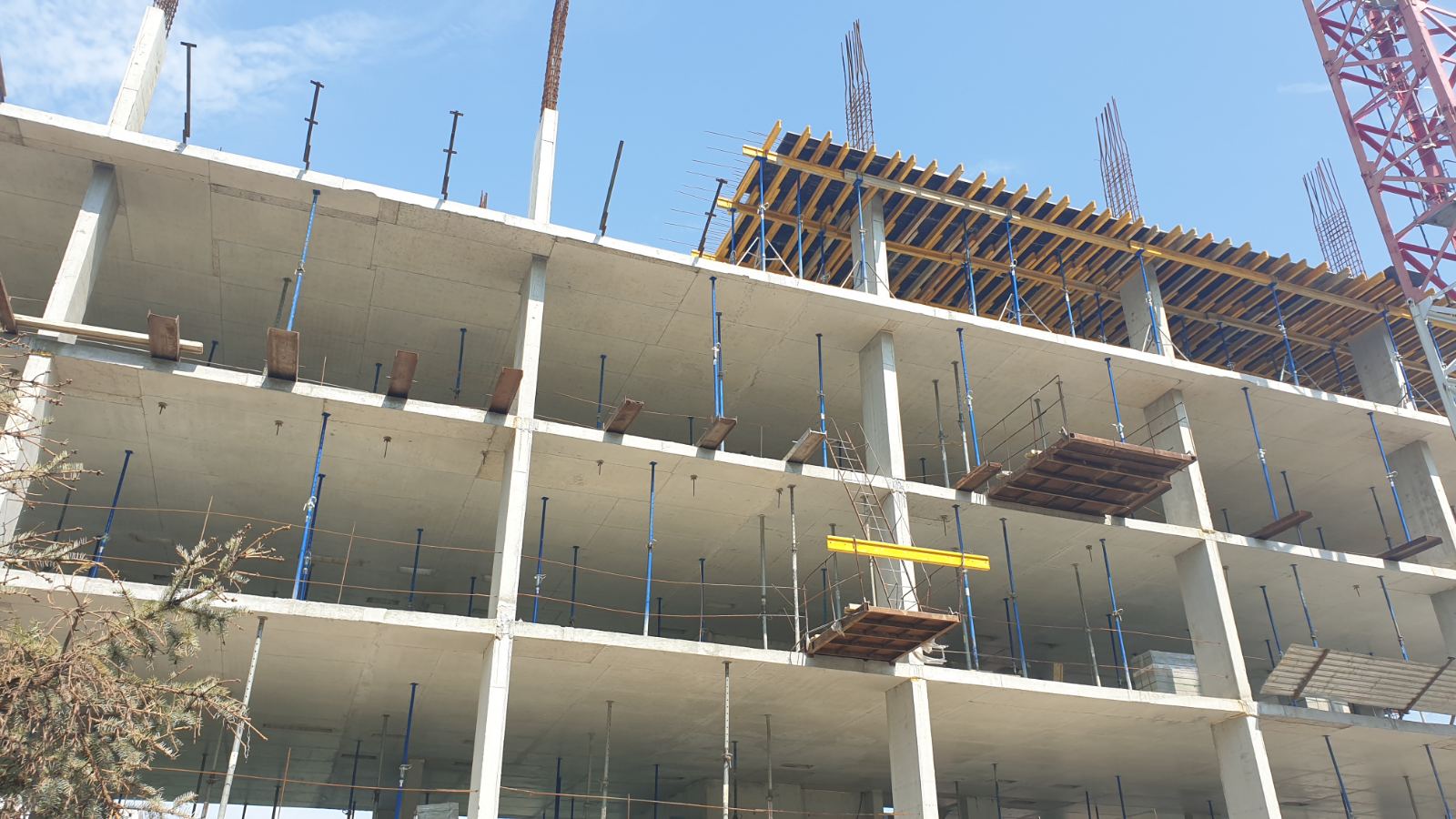 Fotobericht über den Bau eines Wohnkomplexes auf der Straße. Olesya Gonchara