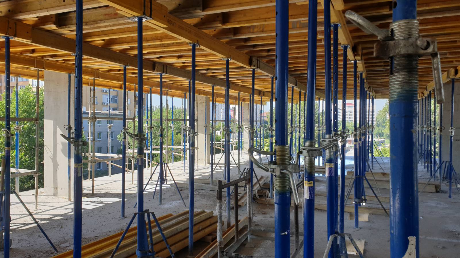 Fotobericht über den Bau eines Wohnkomplexes auf der Straße. Olesya Gonchara