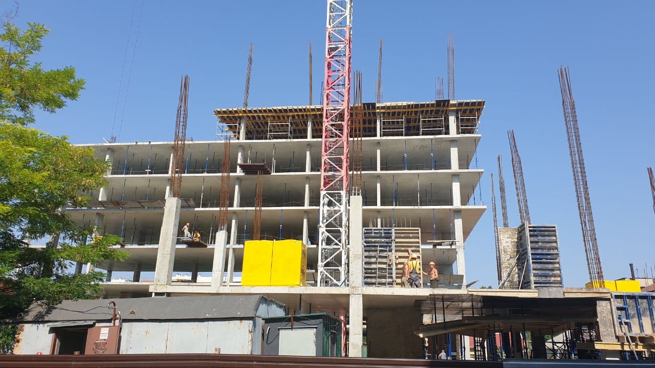 Fotobericht über den Bau eines Wohnkomplexes auf der Straße. Olesya Gonchara