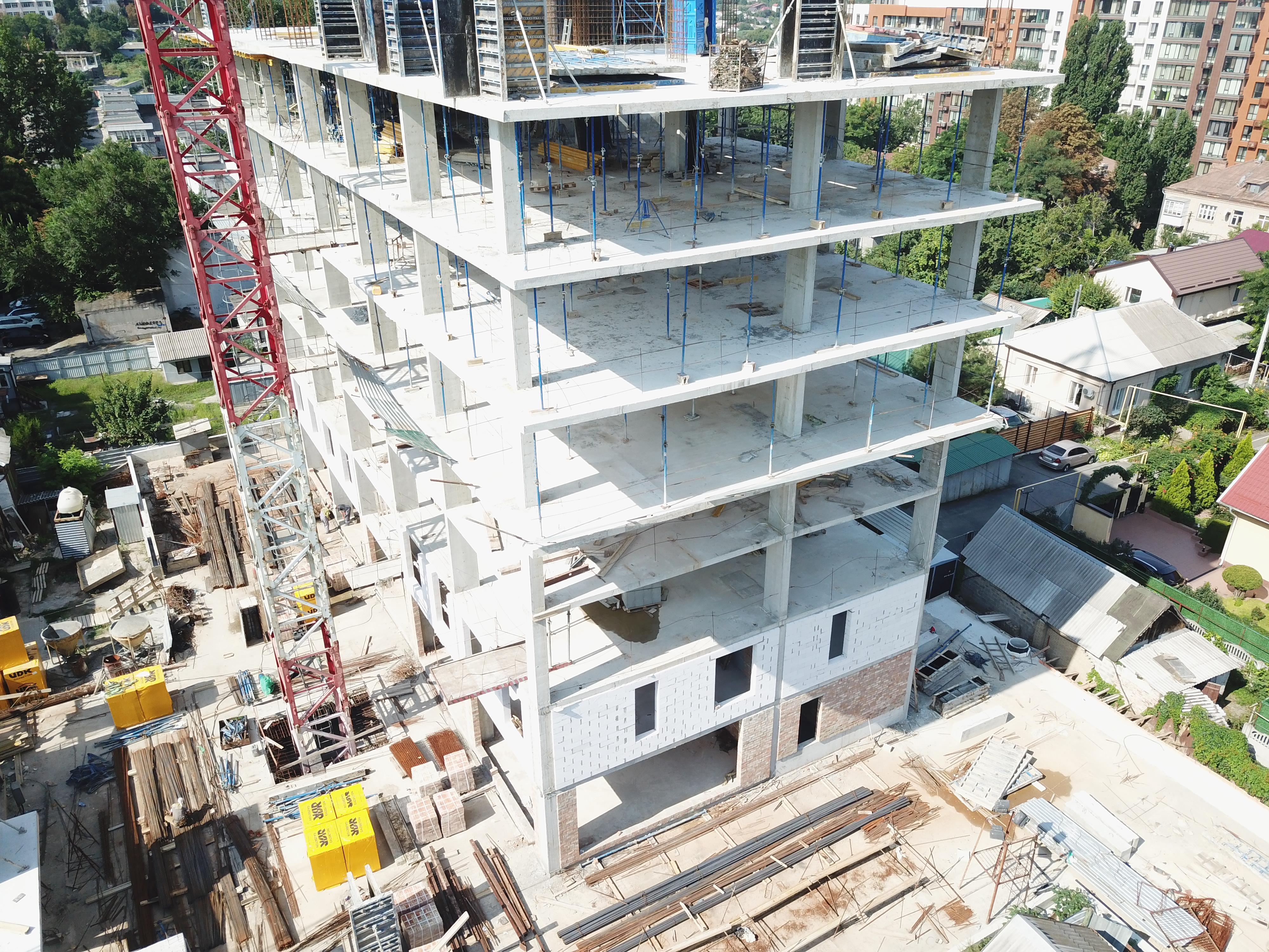 Fotobericht über den Bau eines Wohnkomplexes auf der Straße. Olesya Gonchara