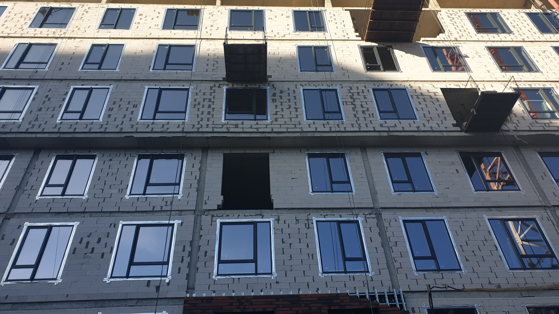 Fotobericht über den Bau eines Wohnkomplexes auf der Straße. Olesya Gonchara