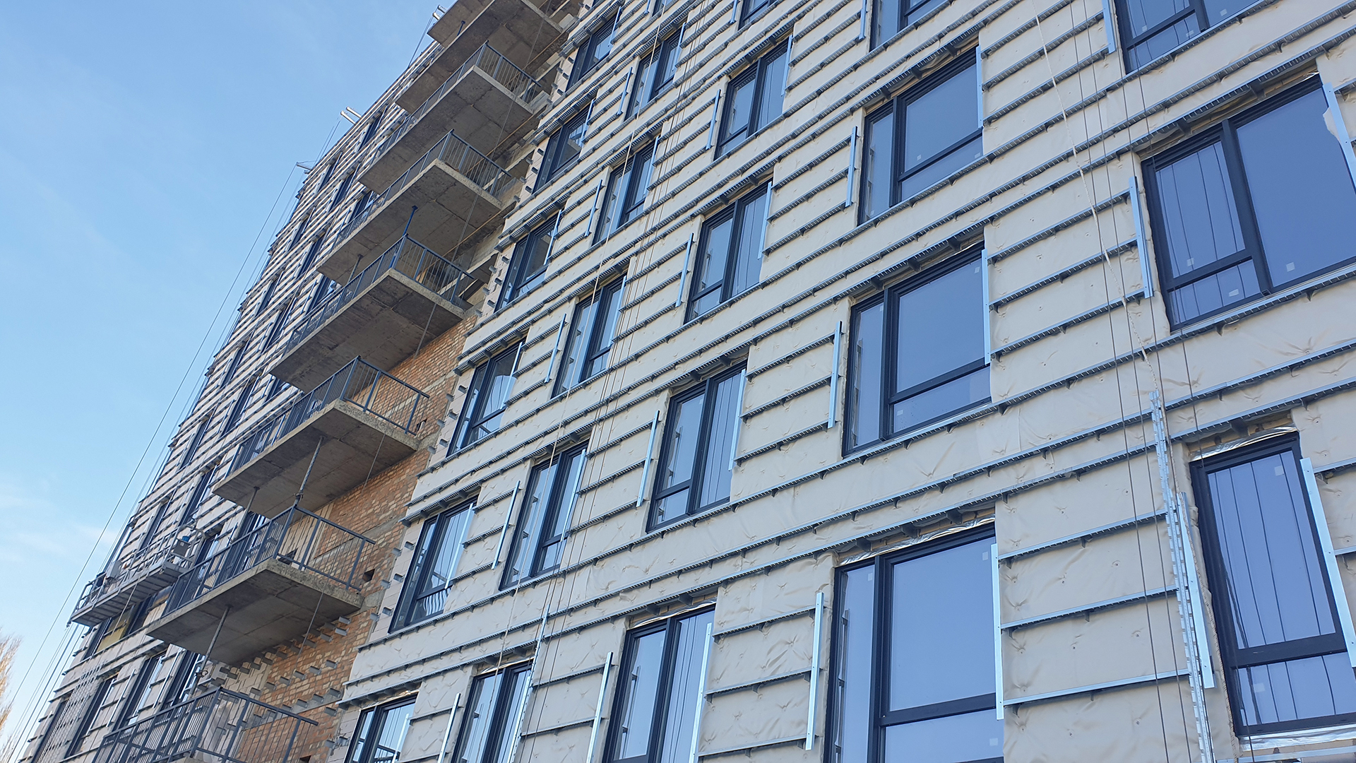 Fotobericht über den Bau eines Wohnkomplexes auf der Straße. Olesya Gonchara