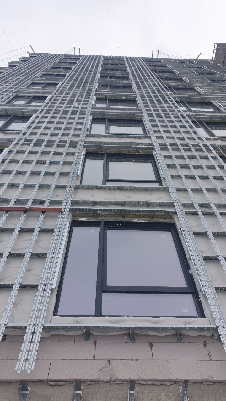 Fotobericht über den Bau eines Wohnkomplexes auf der Straße. Olesya Gonchara